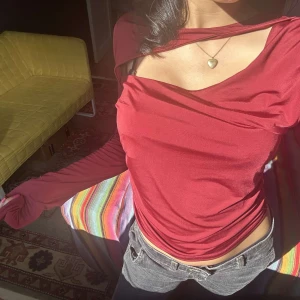 uringad röd topp - jätte snygg pull&bear tröja, i silke, har storlek XS men passar S/M då den sitter lite stort på mig. perfekt för vardag eller fester. 