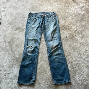 Fina straight jeans! - Super fina jeans! Ser inte riktigt vad det står att märket heter, och skulle gissa på att dem är i storlek 38 -40! Skriv för mer info eller bilder ❤️