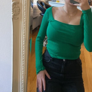 Grön ribbad tröja💚 - Från Zara och använt den några gånger men den är fortfarande i bra skick Strl S