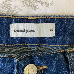 Mörkblåa flare/bootcut jeans🌟 - Jättesnygga mörkblå jeans med bootcut/flare ifrån Ghina tricot.❤️ Storlek 36. Köpta för 499kr, säljer för 150kr. Aldrig använt eftersom de är förstora för mig.🩷 Pris kan diskuteras🙌