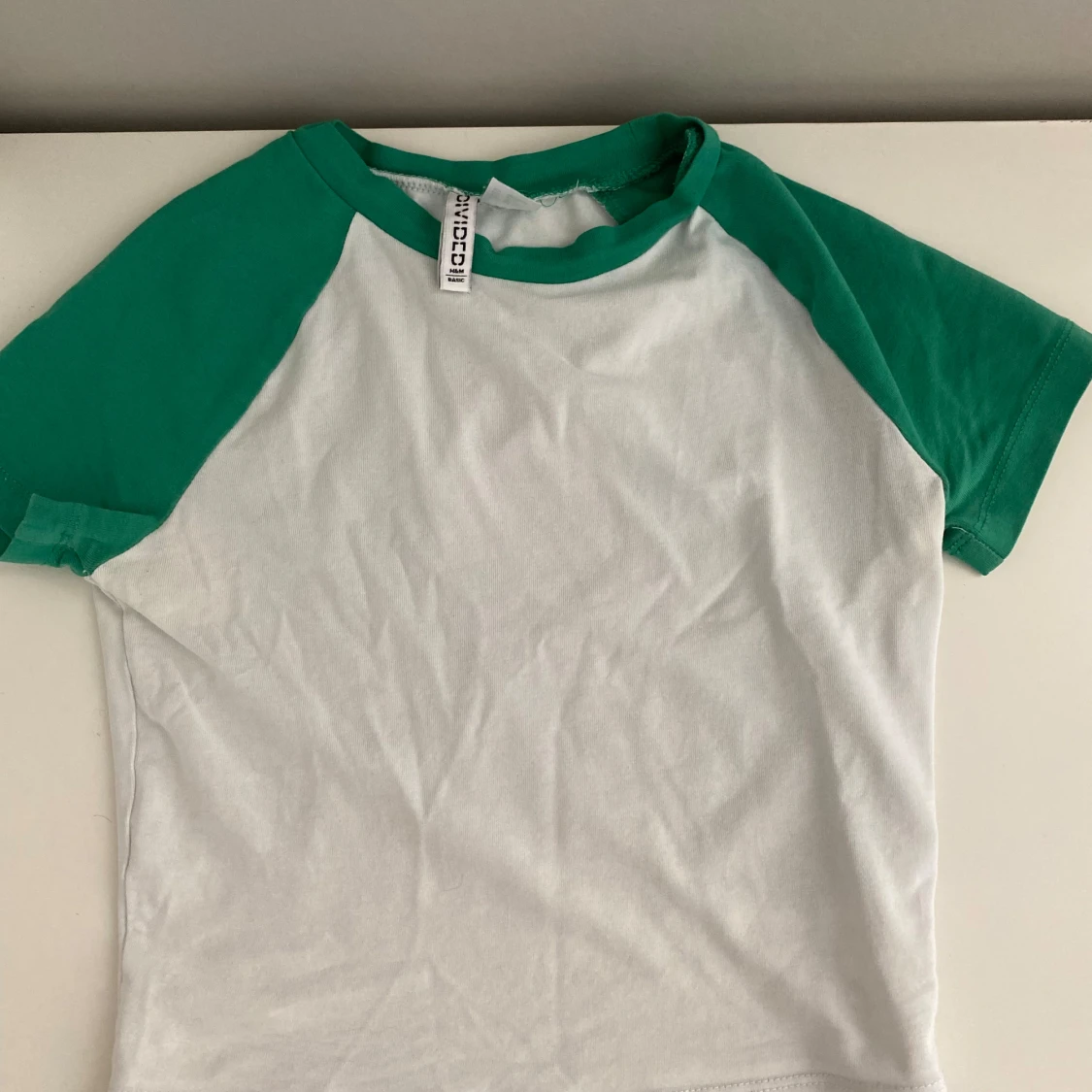 Vit och grön t-shirt från Divided - 91