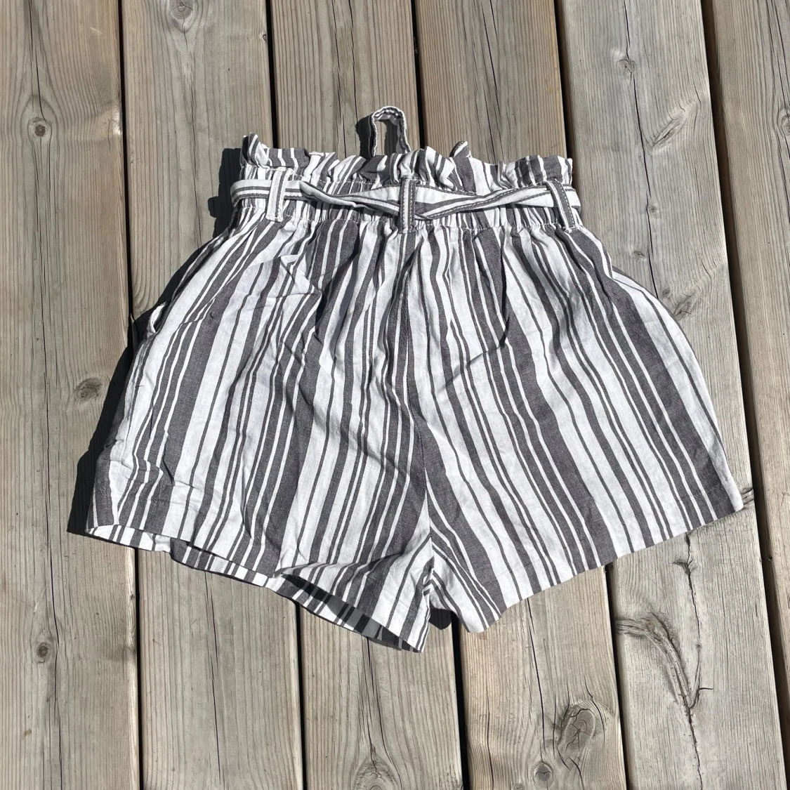 H&M - grå vita shorts - 90