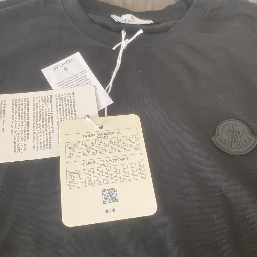 Säljer en helt ny Moncler T-shirt går att scana.o använd . T-paidat.