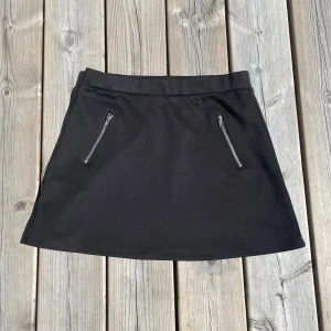 Lindex- svart minikjol - Jätte snygg svart minikjol ifrån Lindex. Säljs då den inte används men är i bra skick. Passar xs/s. Skriv privat för flera bilder ❣️