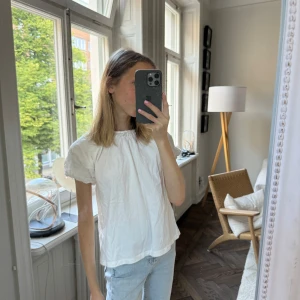 Vit blus med puffärm från Zara - Jättesöt blus från Zara. Storlek 13-14 barn men funkar xxs/xs vuxen