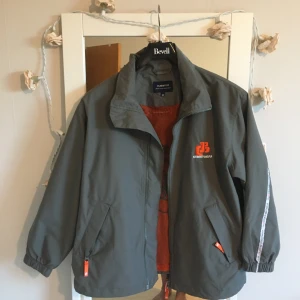 Jacka vindjacka  - Vintage vindjacka som passar till höst och vår . Har två djupa sidor fickor och inne ficka på bröst. Material är polester