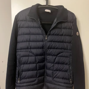 Moncler Cardigan - En jätte fin cardigan i princip nyskick, storlek 3/L men passar mer någon som har S-M där de då är små i storlek, för mer info eller bilder är det bara att skriva
