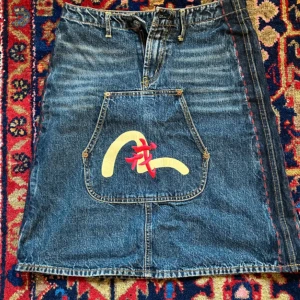 Evisu kjol - Jättefin kjol ganska lång typ till käna på mig som är 170😚 Nästan aldrig använd. 