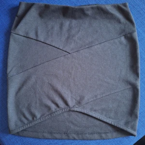 Asymmetrisk minikjol - Asymmetrisk minikjol från Terranova. Svart, storlek S Knappt använt