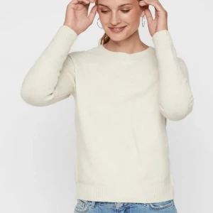 Vero moda - Stickad tröja ifrån veromoda, Lite mörkare än på bilden, använd men i bra skick, skriv för egna bilder eller frågor💕💕