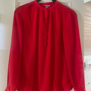 Blus  - Fin röd blus. Säljer den då den inte kommer till användning. Den är i fint skick. Pris kan diskuteras och hör av er vid frågor💖