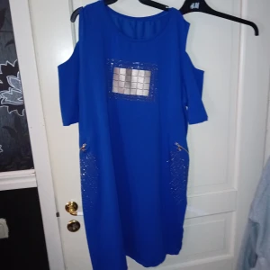 Ny klänning  - Ny snygg klänning med glittrande detaljer.  Storlek L / xl. 