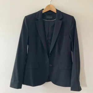 Kostym Stockh lm - Svart kostym i storlek 38. Sparsamt använd. Mycket fint skick. 