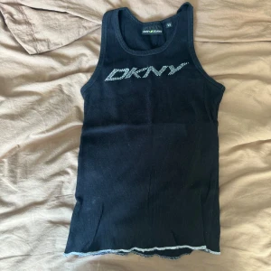 Dkny linne - Dkny linne i superfint skick. Väldigt stretchig så passar allt ifrån m till ca!