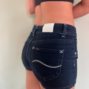 Lee shorts - Snygga lee shorts, mer eller mindre oanvända!🤩Super fina silver detaljer och stretchigt material. Stl 29