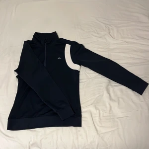 J.lindeberg golftröja  - Riktigt snygg J.lindberg golftröja i storlek S passar också vissa M. Skick 9/10 bara använd ett fåtal gånger. Nypris 1299kr👑