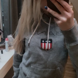 Gant hoodie - Gant hoodie i storlek Xs och i färgen grå. Jättefin, men inte längre min typ av kläder.