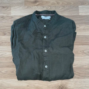 Skjorta linne - Linne skjorta från Mango använd 1 gång.  Mörkgrön i färgen