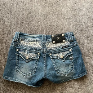 miss me shorts  - jätte fint skick utan defekter 🩷Midjebredd är 36 cm och längden på shortsen är 27,5 cm