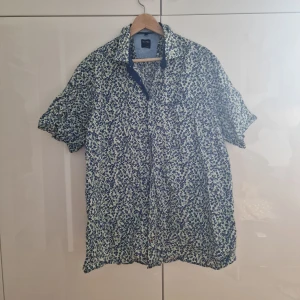 Olymp kortärmad skjorta - XXL i tunnt och somrigt tyg. Hexagonmönster. 