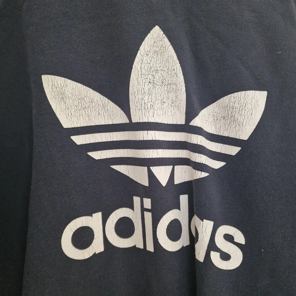 Adidas tröja i XL men funkar som XXL också. 70% bomull 30% polyester. Sprickor på loggan men inget som flaggnat. . Tröjor & Koftor.