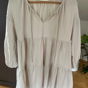 Beige klänning  - Sommarklänning, endast använd några få gånger!🫶🏻