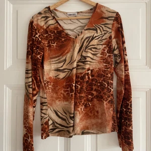animal print long sleeve 🐅🐆🦓 - Jättefin long sleeve med en blandning av animal print från Gerry Weber 🐅🐆🦓passar storlek M ✨ 