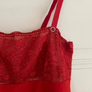 Linne med lace ❤️ - Jättegulligt linne med lace detalj över bysten ❤️Passar storlek S/M