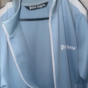 Palm angels hoodie blå - Den är i size m/s 