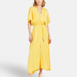 Maje klänning  - Säljer min otroligt fina maje klänning i nyskick, endast använd 2 gånger. Nypris: 3700kr. Storlek 34💛