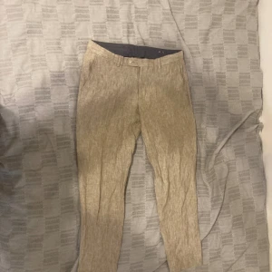 Linne byxor från these glory days - Fina linne byxor i väldigt gott skick. Storleken är 50.