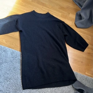Vacker svart klänning🖤 - Fin lång ärmad, svart och stickad klänning🖤 är i ganska bra skick