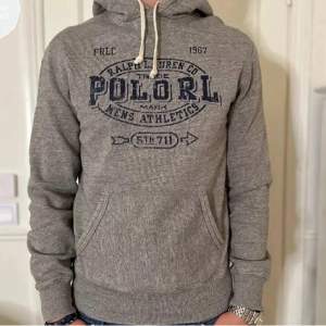 Tja, säljer denna feta Raffe hoodie i storlek S. Den är i princip nyskick och nypriset är ca 2500kr. Hör av er via funderingar! Priset är ej hugget i stenen.