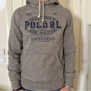 Ralph Lauren hoodie - Tja, säljer denna feta Raffe hoodie i storlek S. Den är i princip nyskick och nypriset är ca 2500kr. Hör av er via funderingar! Priset är ej hugget i stenen.