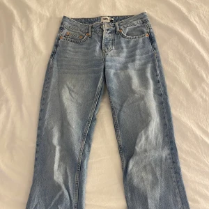 Lågmidjade jeans - Säljer dessa jätte fina jeansen från lager 157 då de ej kommer till användning. De är i modellen icon i storlek xxs. Längden passar bra för mig som är 160cm. De är använda fåtal gånger och i bra skick dvs inga defekter.🩷