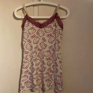 Nattlinne  - Hello Kitty nattlinne med spetts upptill  Hel och ren🫶