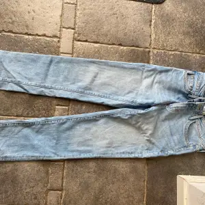 MANGO jeans stl 34. Modell GRACE Raka ben. Ljusa. Innerbenslängd 65 Superfina! 