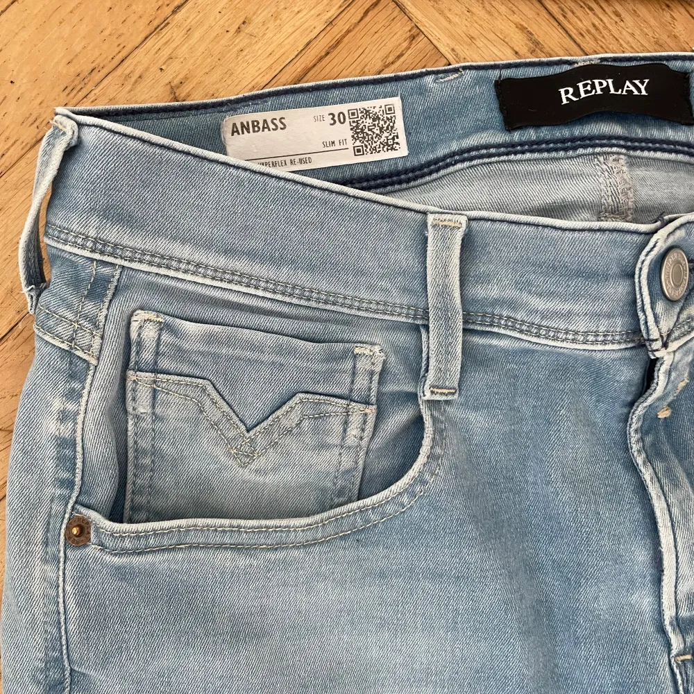 Tja säljer nu dessa feta replay jeans. Storleken är W30 L32. Dom har en fläck på ena knät men de va så när jag köpte dom. Ny pris 1800, mitt pris 599kr. Jeans & Byxor.