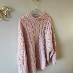 Stickad rosa tröja i alpaca från h&m. Inget att anmärka på, i jättefint skick. 