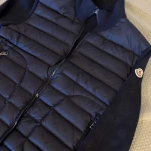 Moncler cardigan unisex. Säljes pga för liten i storlek. Använts ca 2-3 gånger.