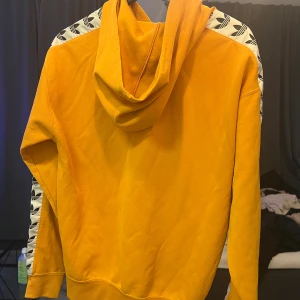 Adidas hoodie - Adidashoodie i bra skick. Ordinarie pris 800kr, säljer för 150.