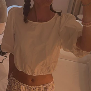 Vit puff ärm  - Jätte fin vit puff ärm blus, knappt använd och diskuterbart pris. 