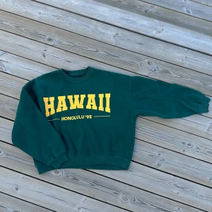 Mörkgrön sweatshirt / långärmad tröja från Stay storlek M - Snygg, lite oversized mörkgrön tröja ifrån Stay (Carlings) i storlek M. Varsamt använd och fortfarande fin i kvaliten.