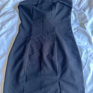 Miniklänning  - Miniklänning med slits. Kom privat för flera bilder 🥰Står ej vart den kommer ifrån!