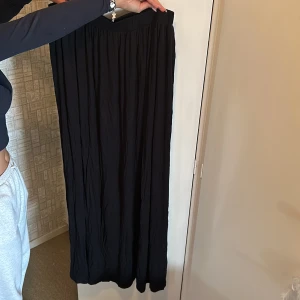 Kjol - En lång kjol från bohoo, väldigt mjuk och behaglig i materialet men väldigt stor. På mig kan man ha den som en klänning vilket jag använt den som.