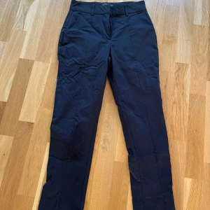 Svarta kostymbyxor  - Snygga svarta kostymbyxor från Nelly. Helt nya och är figursydda och bootcut.