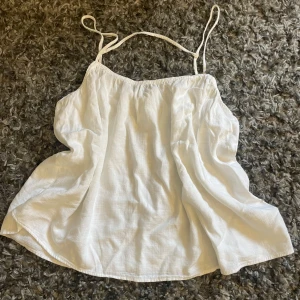 Sommar topp i linne  - Köpte en storlek för stor. Denna sommartorp i linne är aldrig använd och superfin!! Perfekta toppen nu inför sommaren🌼☀️