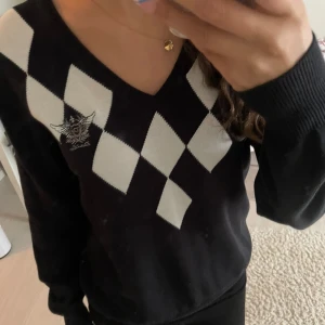 Långärmad - En v-ringad långärmad med mönster på framsidan och baksidan! Kommer inte till användning💗