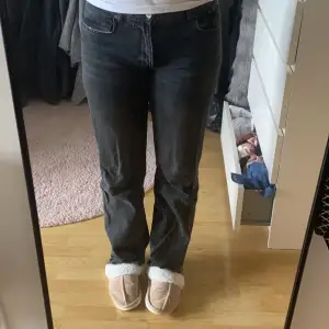 Mörkgråa jeans från zara som inte kommer till användning. Fint skick och inga defekter🥰