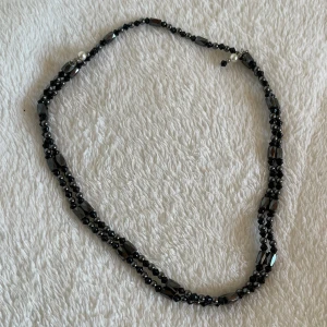 Halsband/Armband - Super cool magnetisk halsband/armband, man får bestämma själv hur man vill bära den! Köparen står för frakten men kan även mötas upp i Uppsala, Knivsta eller Sigtuna. Tveka inte att fråga mig om något! ➰